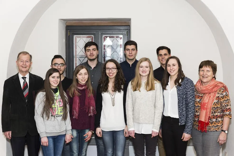 Die jüngsten Stipendiaten im Kreis ihrer Förderer (v. l. n. r.): Stiftungspräsident Friedrich Bohl, Olla Hayas, Ayoub Skaff, Carolin Lehnert, Moritz Bögel, Melinda Betz und Josip Grbavac (beide Deutschlandstipendiaten), Sophie Hermann, Constantin Niederau (Deutschlandstipendiat), Annalena Knoblauch und Stiftungsvizepräsidentin Prof. Dr. Birgit Lorenz. Foto: Christian Stein